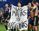 "مالفيناس أرجنتينية": حاملو كأس العالم يحتفلون بالفوز على إنجلترا براية جزر فوكلاند